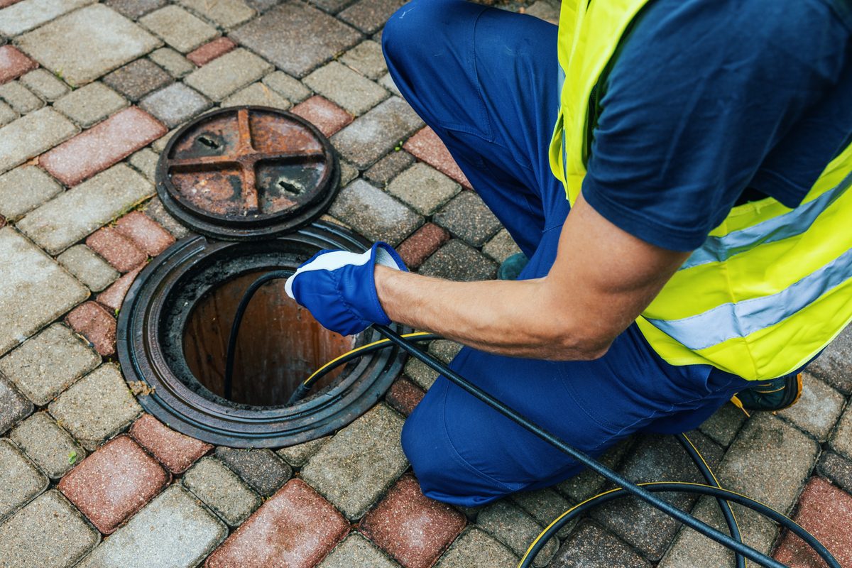 Drain cleaning with high-pressure jetting equipment